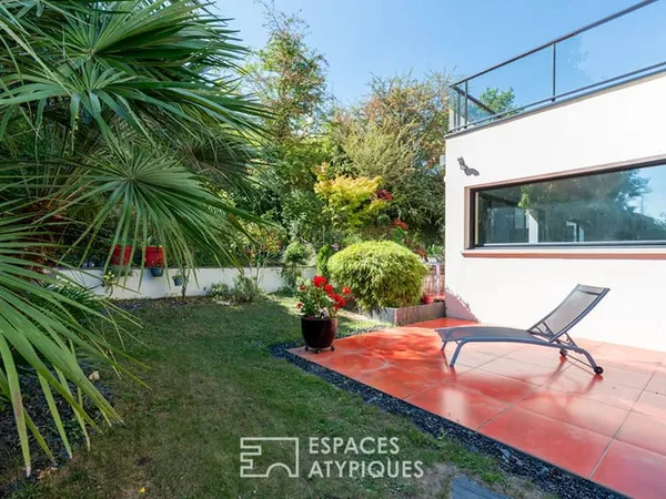 Maison d'architecte avec terrasses et jardin