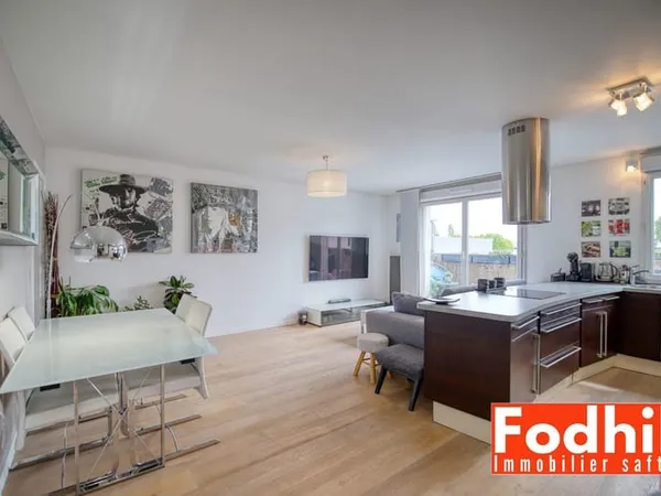 Appartement 4 pièces de 73 m² situé au 4e et dernier étage, avec balcon, cave et parking en sus.