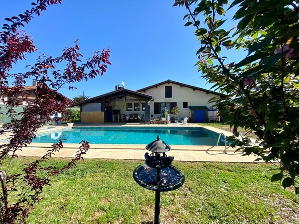 Maison 4 pièces (DPE C) avec piscine 10X5 et garage au centre de SAINT MARTIN D'ONEY (40) sur terrai