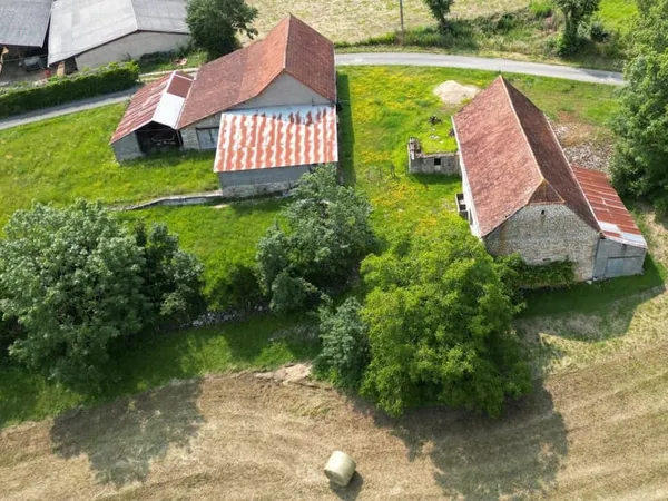 Ensemble immobilier, 2 granges en pierre sur 2 hectares de terra