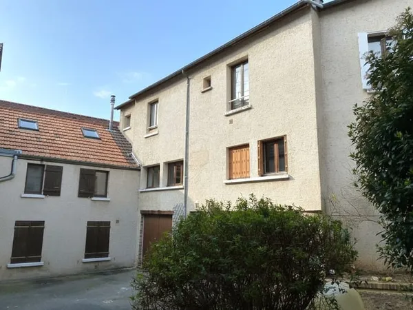 STUDIO CENTRE NEAUPHLE LE CHATEAU