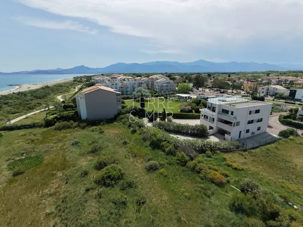 Villa contemporaine face à la mer