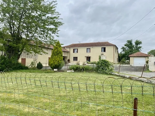 Ancienne ferme avec dépendances et jardin