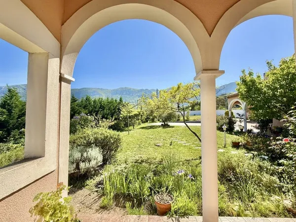 Villa d'exception avec vue dominante sur Quillan, vastes volumes et grande cuisine de réception