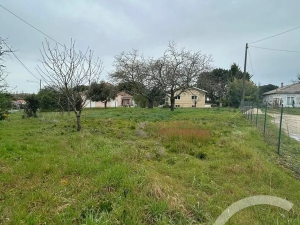 Terrain 600 m²