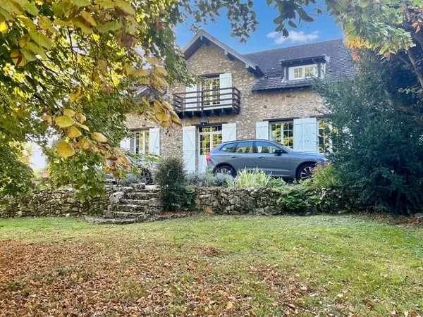 Belle propriété d'environ 300 m2 dans un cadre verdoyant