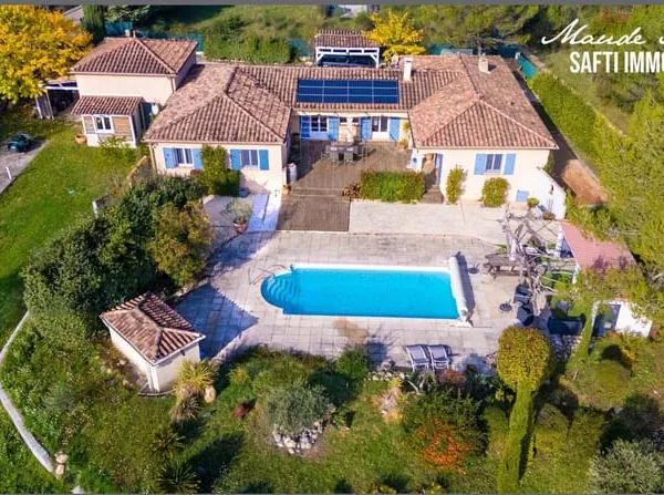 Villa de plain-pied offrant 2 logements (120 m2 et 87 m2) distincts pouvant se réunir facilement pou