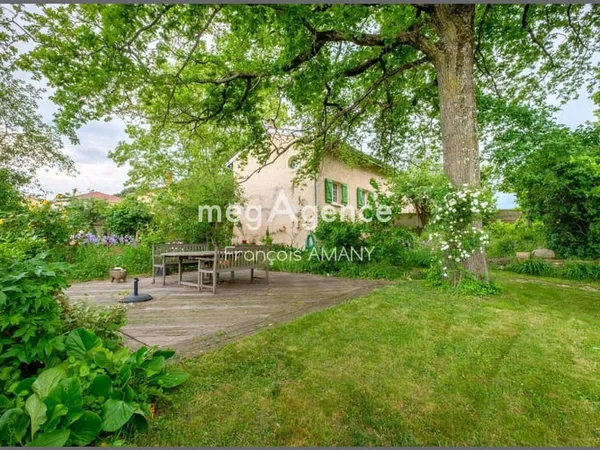 Une maison de charme au coeur de Dommartin au calme