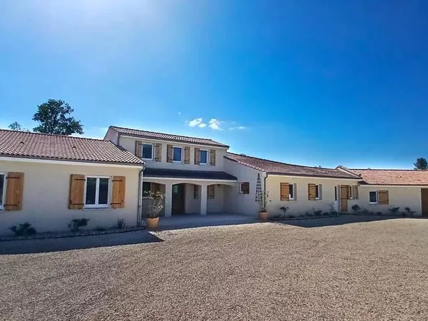 Impressionnante villa de 5 chambres avec piscine, beau terrain et potentiel de revenus importants