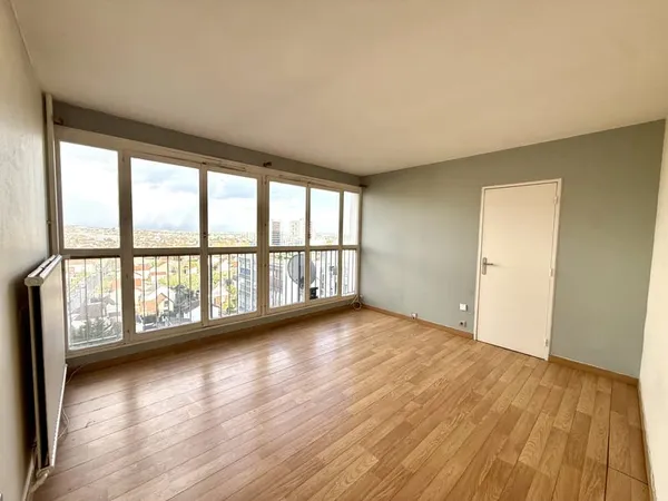 Appartement 2 Pièces avec parking, cave à 10 min Ligne J