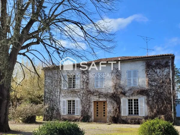 Maison d'exception aux vastes pièces dans un écrin de verdure