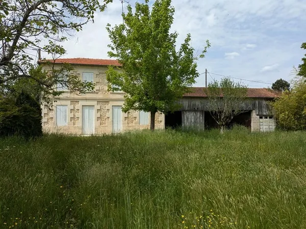 Maison de famille 6 pièce(s) 140 m2 avec jardin et grange, Cercoux 17270