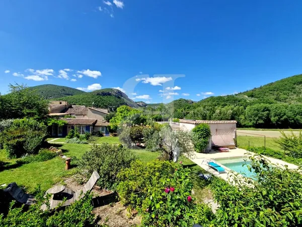 Mas avec piscine, jardin et dépendances dans la région de Nyon