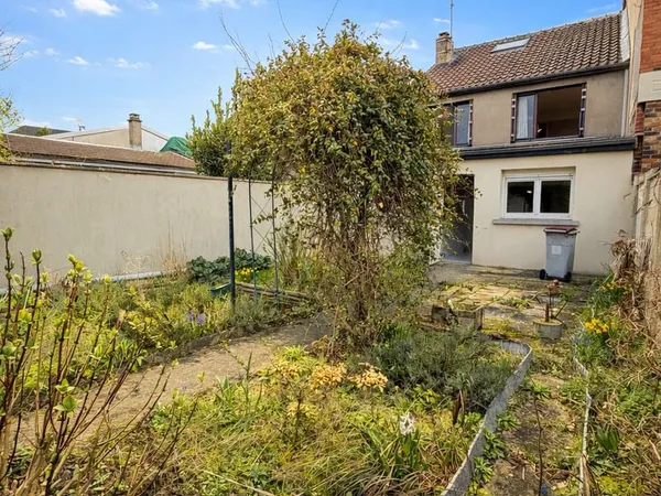 ** ROBUSTE MAISON DE 5 PIECES EN PLEIN SECTEUR GRAND CHAMP *