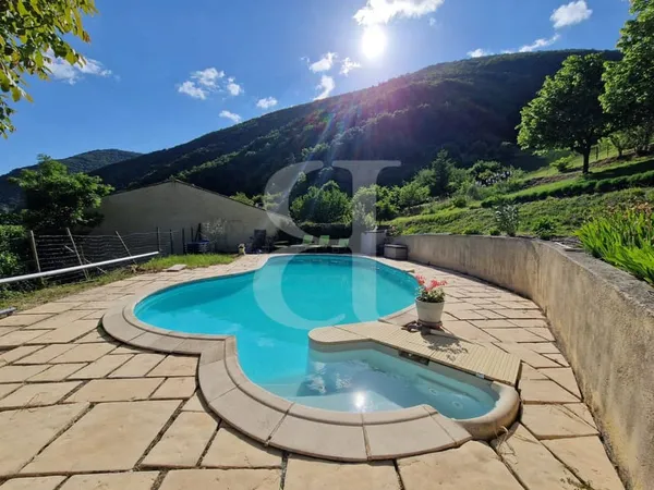 Maison de village en pierre, pleine de charme et d'authenticit