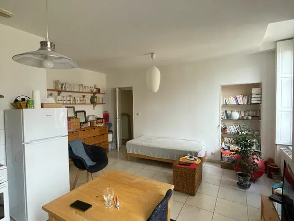 APPARTEMENT F3 SITUE EN CENTRE VILLE DANS IMMEUBLE DE CARACTERE