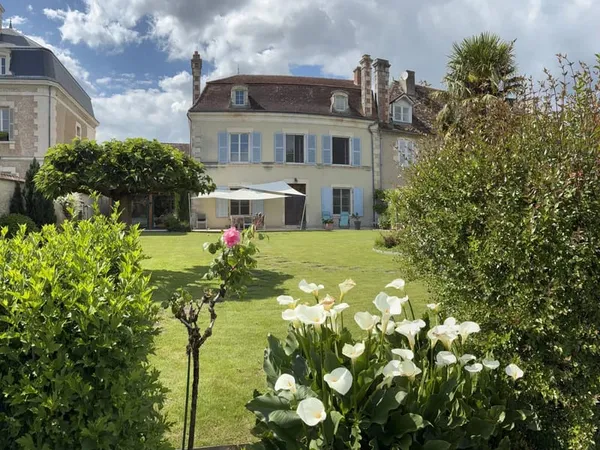 Élégant manoir en bord de rivière, au coeur de Saint-Savin