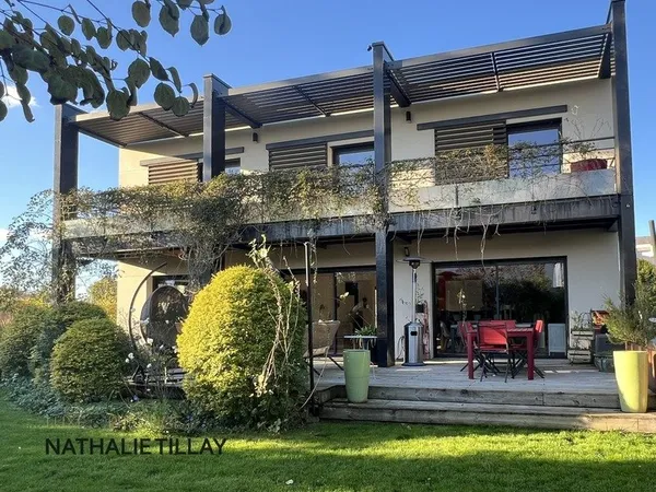 Orléans, St Marc, à vendre, élégante maison d' architecte a toit plat, de 345 m² habitable, Terrain 