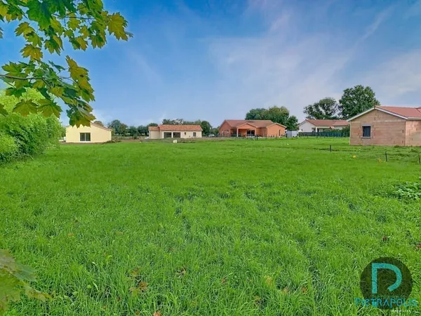 SAINT BENIGNE - TERRAIN CONSTRUCTIBLE VIABILISE