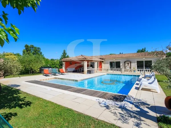 Spacieuse villa traditionnelle avec piscine et dépendances à M