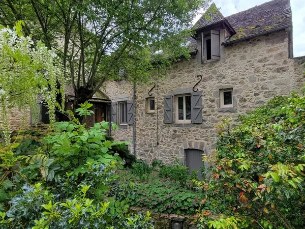 Maison de caractère avec gîte et pigeonnier à vendre à Lunac, près de Najac - 293 m² habitables, ter
