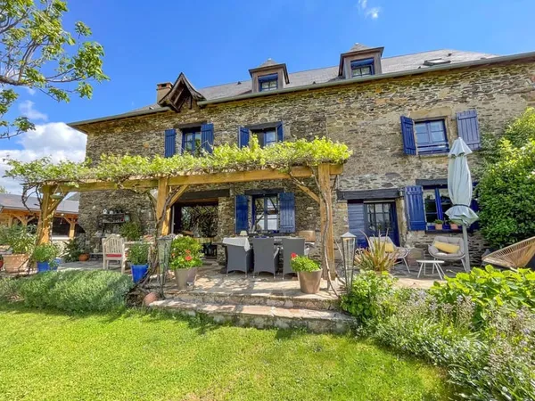 Spacieuse propriété de 6 chambres avec une annexe séparée et des vues fantastiques !