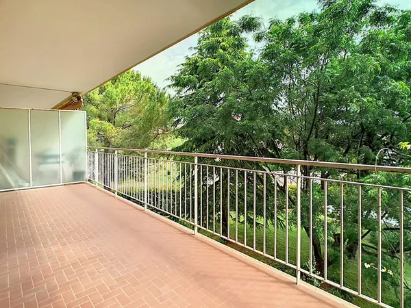 3 PIECES TRAVERSANT AVEC BELLE TERRASSE - CAVE ET PARKING.
