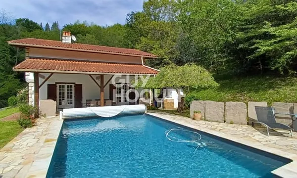 Maison Biriatou 8 pièce(s) 188 m²
