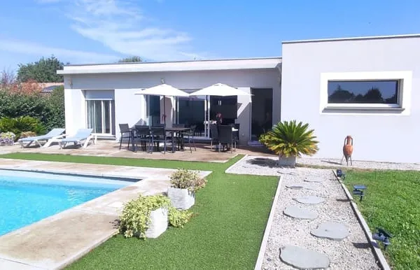 Maison Moderne avec maisonnette et piscine
