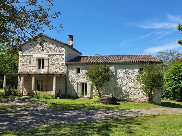 Ensemble immobilier offrant une maison principale avec une maison d'amis et 4.2 ha de terrain