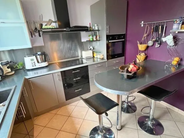 VILLAGE, MAISON LUMINEUSE AVEC JARDIN, IDEAL FAMILLE ET TELETRAVAIL