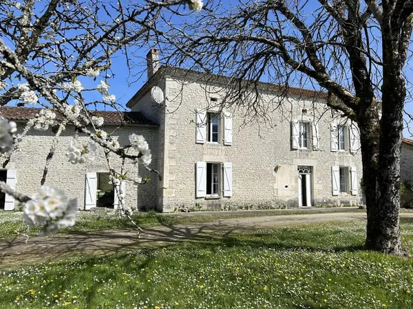 Charmante maison de 4 chambres avec grand terrain et piscine