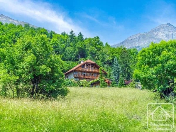 Superbe propriété indépendante de 7 chambres avec piscine, nichée dans les Alpes françaises, aux por