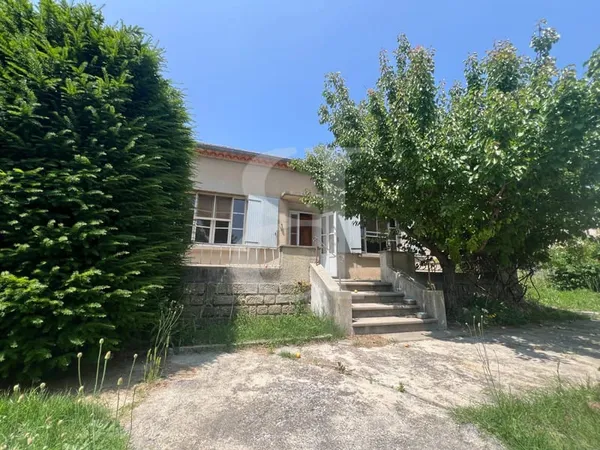 CENTRE DU VILLAGE DE BEDOIN, maison de plain pied avec terrain c