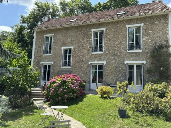 CHATEAUFORT Maison ancienne de charme.
