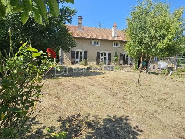 Maison spacieuse, à rénover, au charme historique dans un cadre verdoyant
