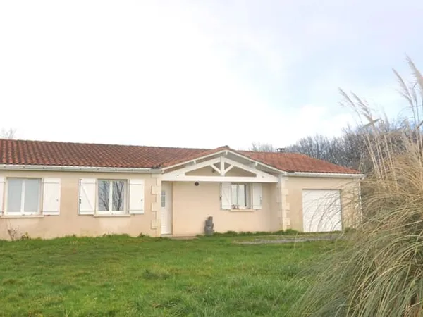Pavillon de 110 m² offrant 3 chambres avec un terrain de 1351 m²