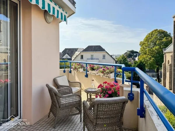 Appartement traversant avec 2 balcons et stationnement sous sol