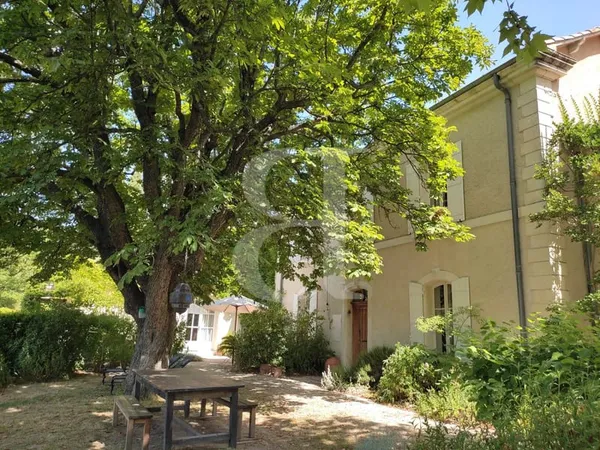 Maison bourgeoise avec vue surplombant le village de Visan