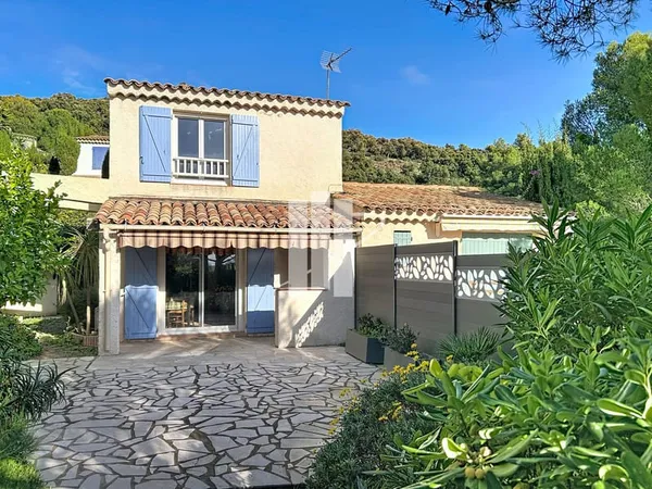 À vendre : Charmant bastidon mitoyen à Agay Un véritable h