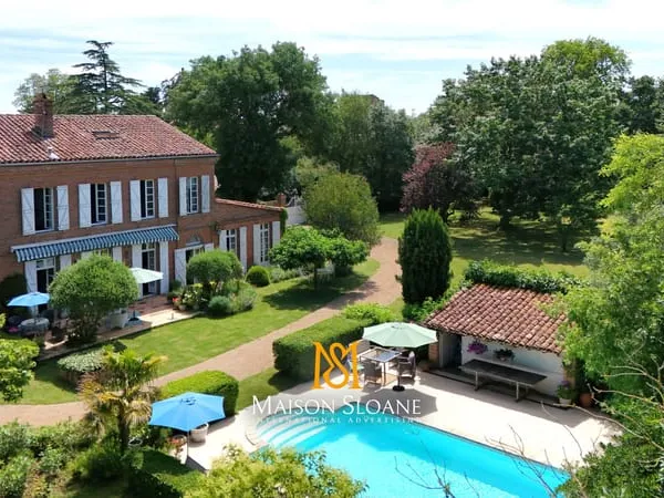 Maison de Maître en Brique Rouge avec Piscine et Parc