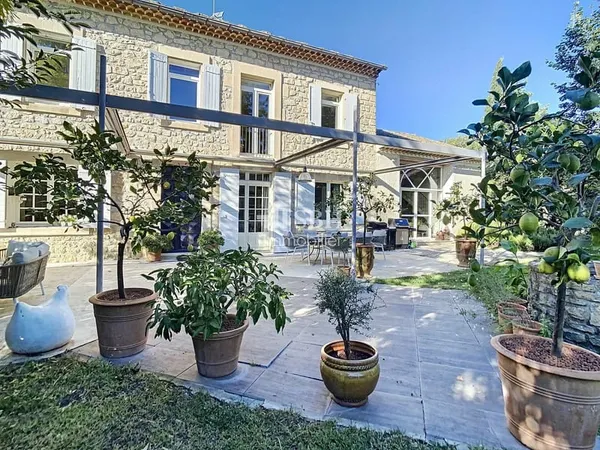 PROPRIETE FAMILIALE DE CARACTERE AVEC PISCINE À PERNES LES FONTAINES