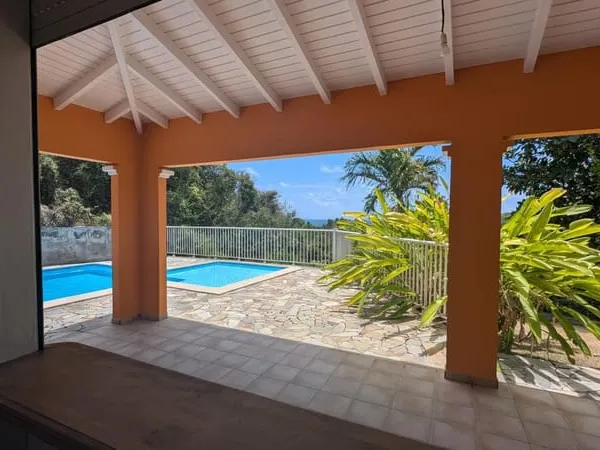 Belle villa F5 avec piscine située sur les Hauteurs de STE ANNE - VUE MER