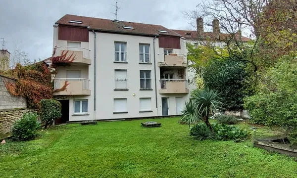 ENSEMBLE DE DEUX STUDIOS REPUBLIQUE - ECOLE DES GREFFES
