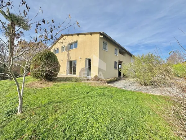 Maison familiale + hangar de 312m² : vivez chez vous, travaillez sur place