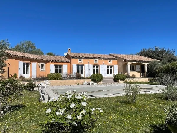 À VENDRE LAURIS (84) Propriété d'exception de plain-pied avec piscine et jardin paysager