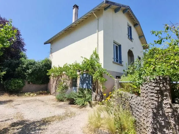 MAISON FAMILIALE de 140 m² avec 5 chambres sur un terrain arboré de 1800 m²