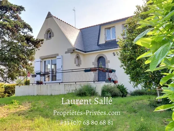 QUESTEMBERT 56230 - MAISON CENTRE VILLE. 6 pièces 108m2