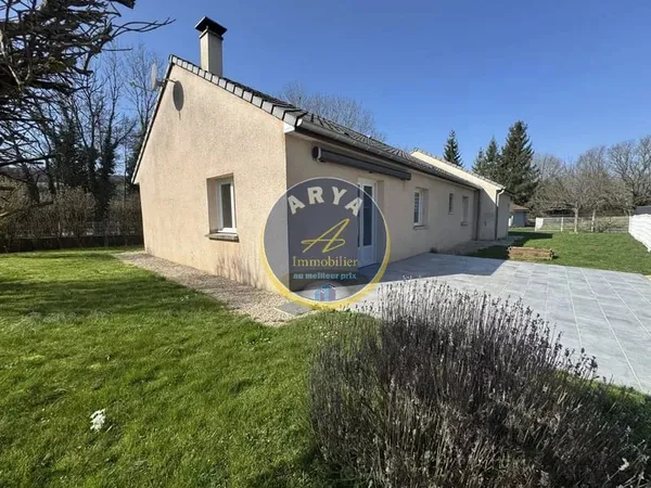 Agréable maison de plain-pied avec trois chambres avec jardin et dépendances