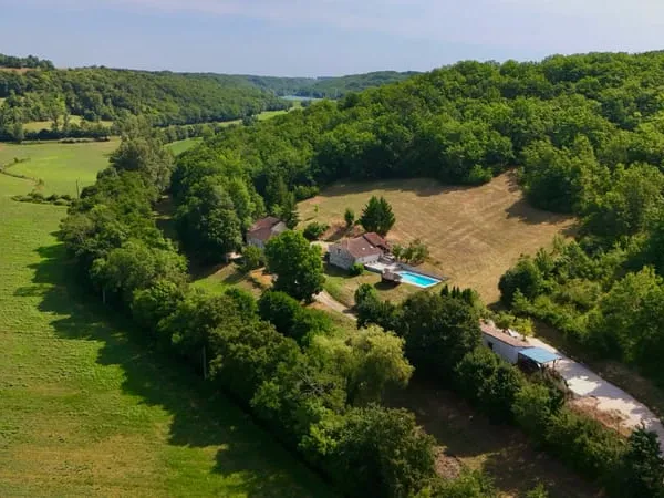 Complex immobilier, comprenant des gîtes, une piscine et des